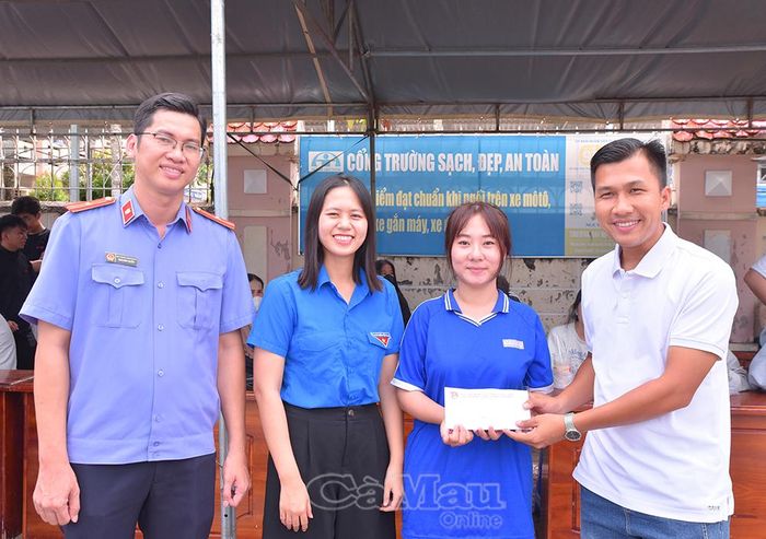 Đoàn Thanh niên các cơ quan Đảng tỉnh trao học bổng hỗ trợ em Lê Thị Ngọc Trinh (Lớp 12G, Trường THCS - THPT Lý Văn Lâm).