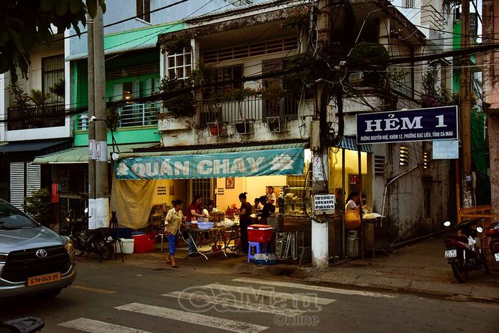Quán chay của vợ chồng anh Tuấn bắt đầu chuẩn bị từ 3 giờ sáng để phục vụ thí sinh và phụ huynh.