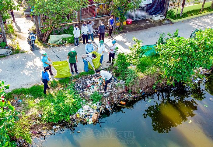 Rác thải tồn đọng trên tuyến cống Kênh Mới, phường An Xuyên được các lực lượng tập trung thu gom, xử lý, bảo đảm vệ sinh môi trường.
