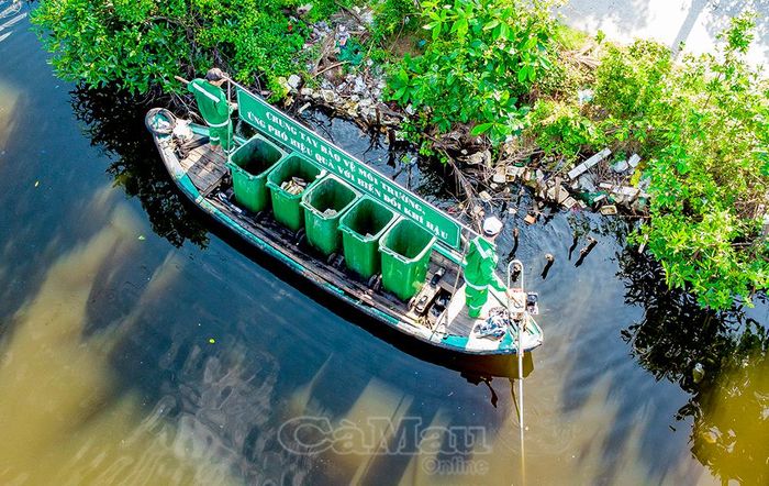 Công nhân Công ty Cổ phần Môi trường - Đô thị Cà Mau phối hợp cùng người dân địa phương ra quân thu gom rác thải trên các tuyến kênh, góp phần giữ gìn cảnh quan xanh - sạch - đẹp và bảo đảm vệ sinh môi trường.