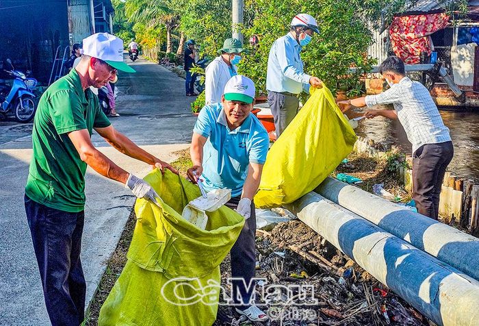 Đông đảo cán bộ, đoàn viên, hội viên và người dân tham gia lễ phát động phong trào thi đua “Toàn dân chung tay bảo vệ môi trường, vì một Việt Nam xanh - sạch - đẹp” tại phường An Xuyên.