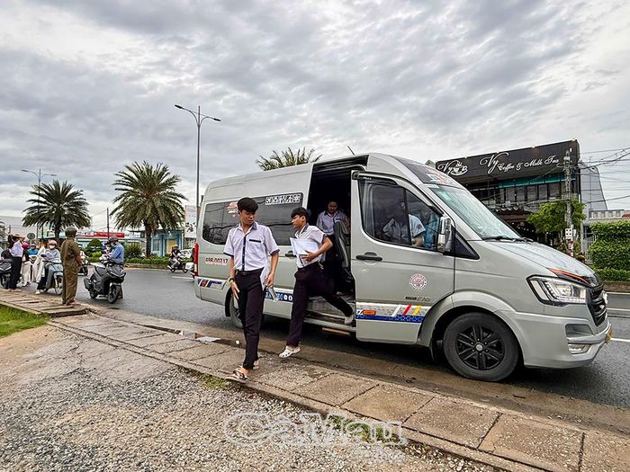 Xe đưa đón học sinh các trường đến Điểm thi số 18 tại Trường THPT Phan Ngọc Hiển, xã Năm Căn.