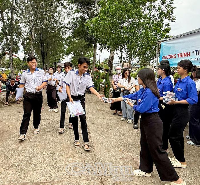 Các lực lượng tham gia chương trình “Tiếp sức mùa thi” hỗ trợ, động viên thí sinh trước giờ khai mạc kỳ thi tại Trường THPT Phan Ngọc Hiển, xã Năm Căn.