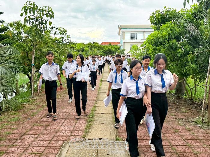 Sau lễ khai mạc, các thí sinh di chuyển về phòng thi, sẵn sàng cho môn thi đầu tiên của kỳ thi tốt nghiệp THPT năm 2026.
