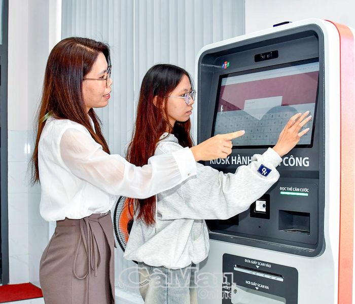 Người dân được hướng dẫn thực hiện dịch vụ công trực tuyến thông minh.