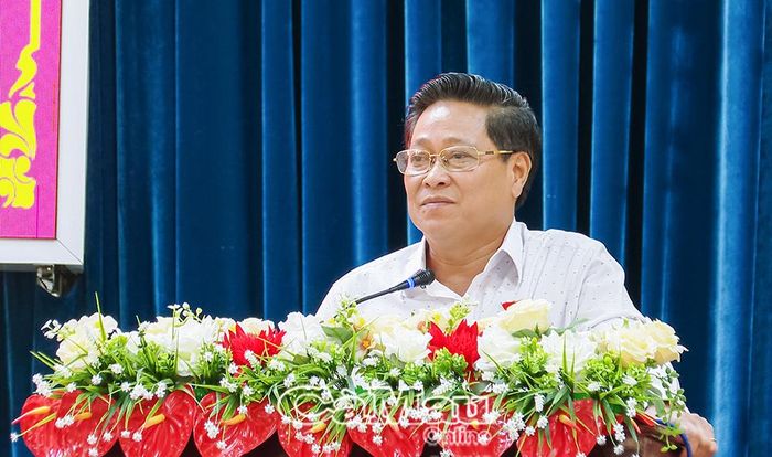 Phó Chủ tịch HĐND tỉnh Bùi Tấn Bảy phát biểu tại buổi tiếp xúc cử tri xã Hồng Dân.