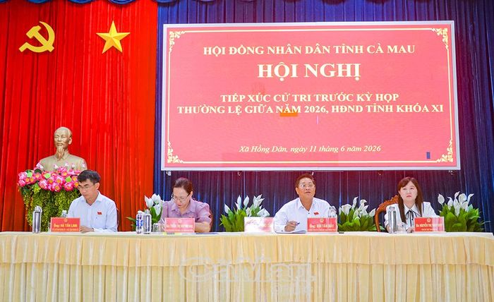 Các đại biểu tham gia buổi tiếp xúc cử tri tại xã Hồng Dân.