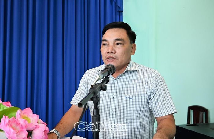 Ông Ký Trọng Nghĩa, Phó Chủ tịch Thường trực UBND xã Hưng Hội, trả lời các ý kiến, kiến nghị của cử tri.