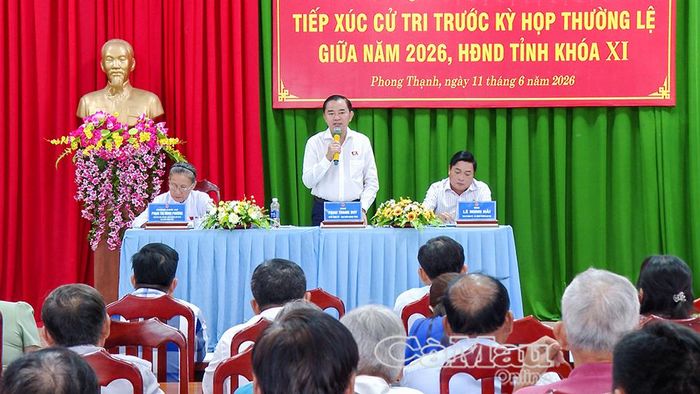 Trưởng Ban Tổ chức Tỉnh ủy Phan Thanh Duy phát biểu tại buổi tiếp xúc cử tri xã Phong Thạnh.