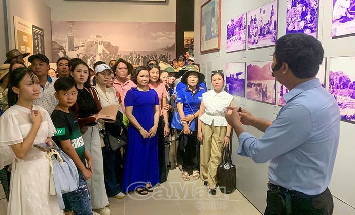Đoàn tham quan, nghe thuyết minh về những dấu ấn lịch sử tại Bảo tàng Côn Đảo.