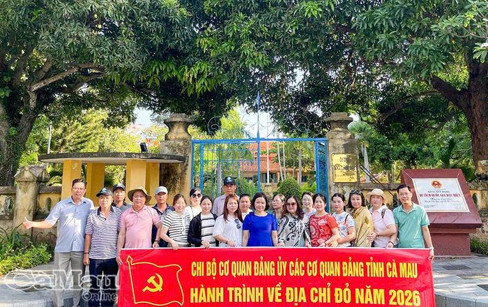 Đồng chí Trương Thị Phúc, Phó Bí thư Đảng ủy, Bí thư Chi bộ cơ quan Đảng ủy các cơ quan Đảng tỉnh (áo xanh, ở giữa) cùng đoàn cán bộ, đảng viên Chi bộ cơ quan chụp ảnh lưu niệm trong hành trình về địa chỉ đỏ năm 2026 tại Côn Đảo.