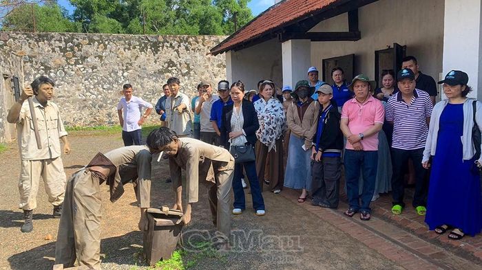 Đồng chí Trương Thị Phúc, Phó Bí thư Đảng ủy, Bí thư Chi bộ cơ quan Đảng ủy các cơ quan Đảng tỉnh (bìa phải) cùng đoàn cán bộ, đảng viên Chi bộ cơ quan tham quan tại nhà tù Côn đảo.