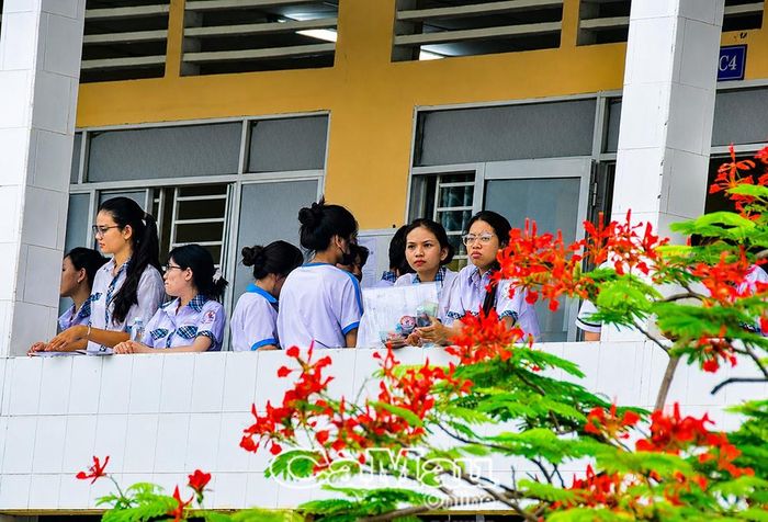 Thí sinh không giấu được sự lo âu, căng thẳng trước giờ thi.