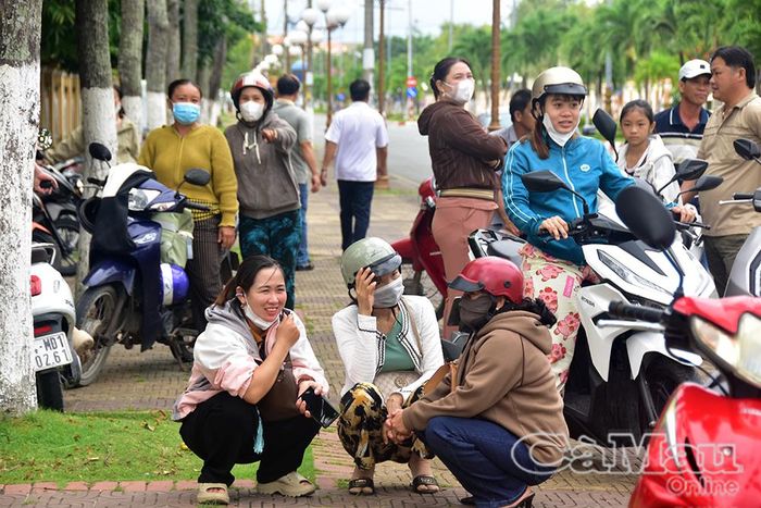 Phụ huynh chờ con ngoài cổng trường thi để đồng hành, hỗ trợ khi con cần.