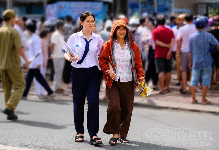 Những cái nắm tay thật chặt, tình yêu thương của cha mẹ, gia đình là điểm tựa tinh thần lớn nhất để các sĩ tử vững vàng, tự tin vượt vũ môn, vững bước trên con đường phía trước.