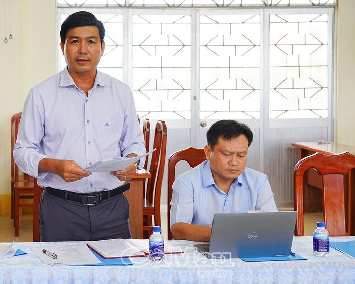 Đồng chí Lê Văn Đó, Trưởng Ban Xây dựng Đảng xã U Minh báo cáo kết quả thực hiện quy chế dân chủ ở cơ sở của địa phương.