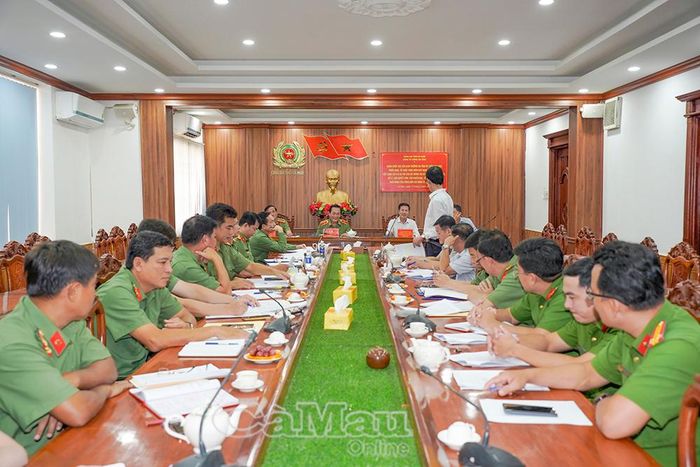 Các đại biểu tham dự buổi làm việc.