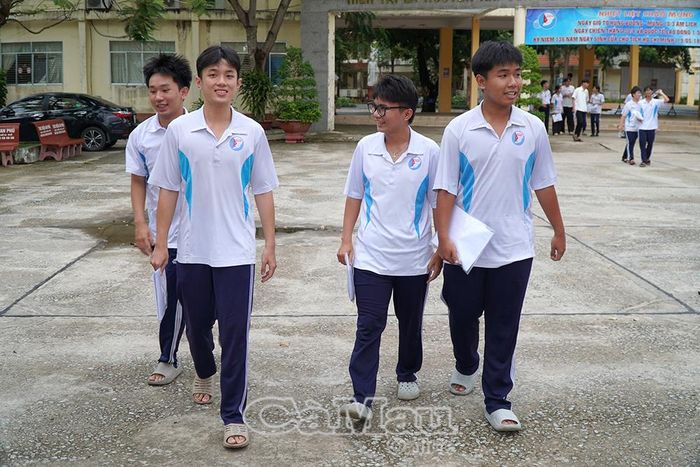 Thí sinh Lê Hoàng Khang tại Điểm thi 01 – Trường THPT chuyên Phan Ngọc Hiển (thứ 2 từ trái sang), rời phòng thi với tâm trạng phấn khởi sau khi hoàn thành bài thi môn Toán.