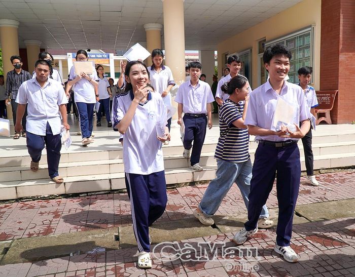 Thí sinh rạng rỡ nụ cười sau khi hoàn thành ngày thi đầu tiên.