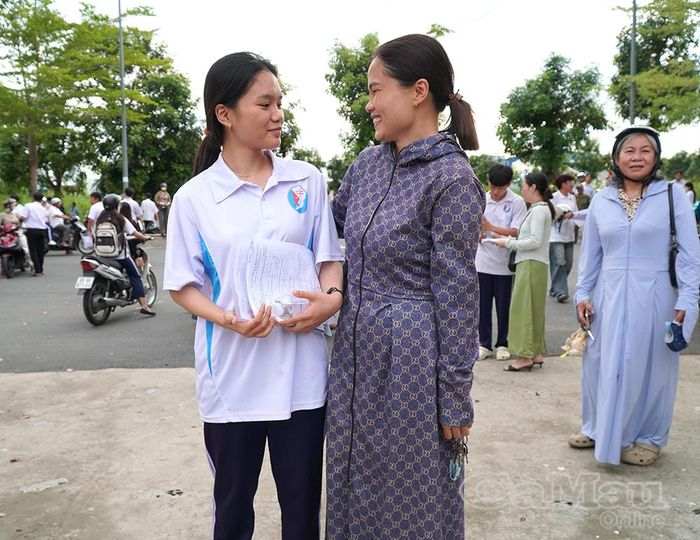 Sự đồng hành của phụ huynh là nguồn động viên tinh thần lớn đối với thí sinh.