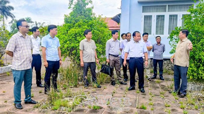 Đồng chí Nguyễn Minh Luân, Ủy viên Ban Thường vụ Tỉnh ủy, Phó Chủ tịch UBND tỉnh Cà Mau, cùng đoàn công tác kiểm tra tình hình hoạt động tại Trạm Y tế xã Đầm Dơi (điểm Trạm ấp Tân Điền).
