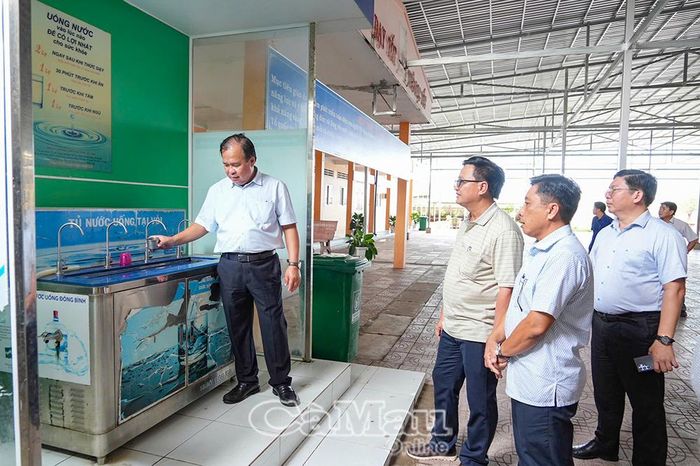 Đồng chí Nguyễn Minh Luân, Phó Chủ tịch UBND tỉnh Cà Mau, cùng đoàn công tác kiểm tra các công trình phục vụ học sinh tại Trường Tiểu học Tân Điền, xã Thanh Tùng.