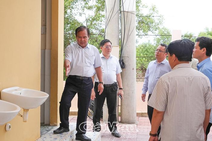Đoàn công tác kiểm tra thực tế cơ sở vật chất tại Trường THCS Thanh Tùng, xã Thanh Tùng.