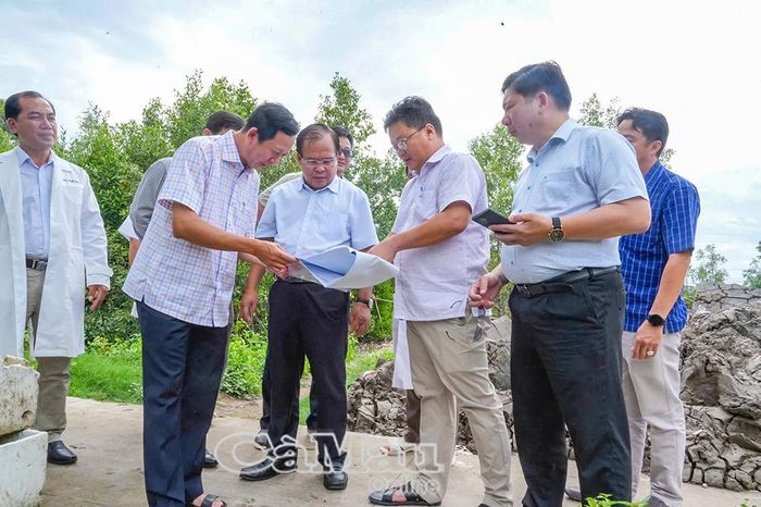 Đoàn công tác khảo sát diện tích, quỹ đất Trạm Y tế xã Thanh Tùng để làm cơ sở tham mưu phương án đầu tư, xây dựng các hạng mục mới.