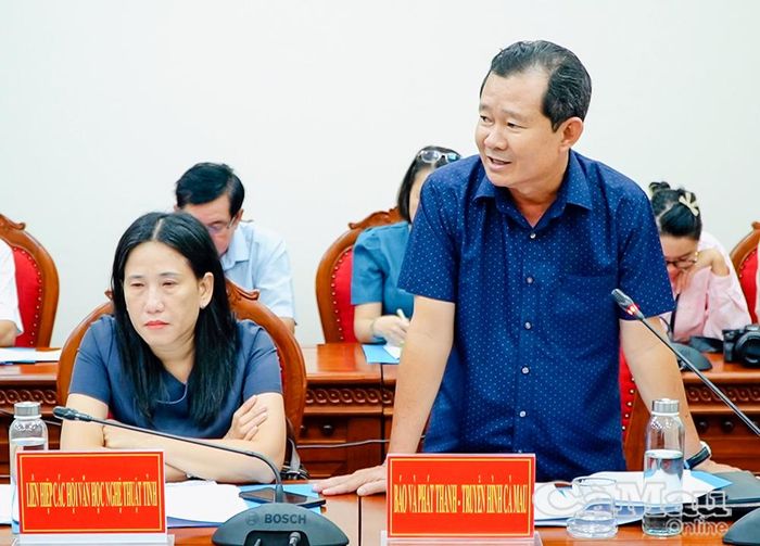 Phó Giám đốc Báo và phát thanh, truyền hình Cà Mau Ngô Minh Toàn phát biểu về công tác tuyên truyền, quảng bá những thành tựu kinh tế - xã hội của tỉnh sau một năm hợp nhất và thực hiện mô hình chính quyền địa phương 2 cấp.