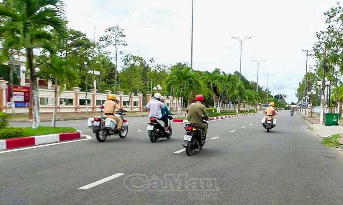 Với sự mở đường và hỗ trợ của lực lượng chức năng, người thân chở em P. đến điểm thi nhanh chóng, thuận lợi.