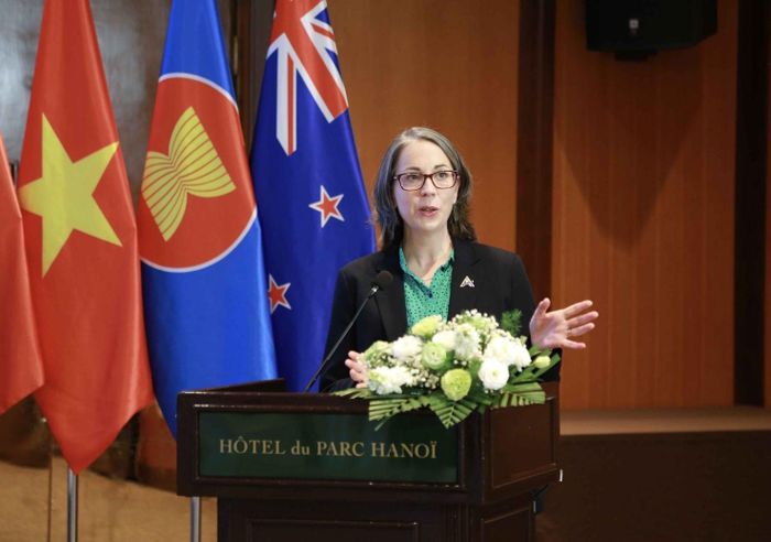 Bà Alana Hudson - Trưởng SOM ASEAN lâm thời của New Zealand phát biểu tại Diễn đàn. Ảnh: BNG