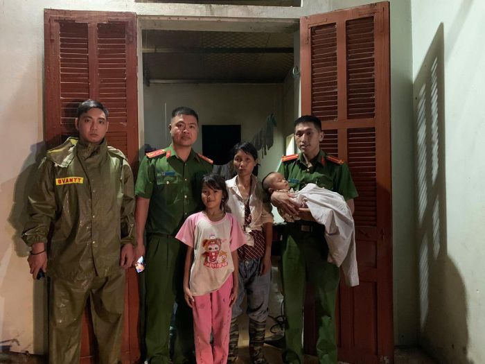 Cán bộ Công an xã và thành viên lực lượng tham gia bảo vệ an ninh, trật tự cơ sở hỗ trợ đưa ba mẹ con chị Cư về nhà an toàn. Ảnh: CA tỉnh Lào Cai.