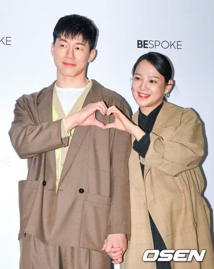 Yoon Seung Ah phản ứng bất ngờ khi Kim Moo Yeol làm bại lộ chuyện tình bí mật của họ. Ảnh: X.