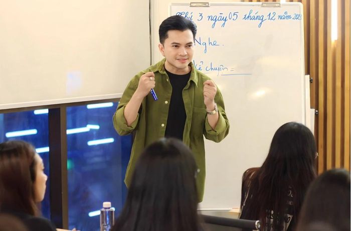 Ca sĩ Nam Cường dành nhiều tâm huyết cho công việc giảng dạy. Ảnh: Dân trí.