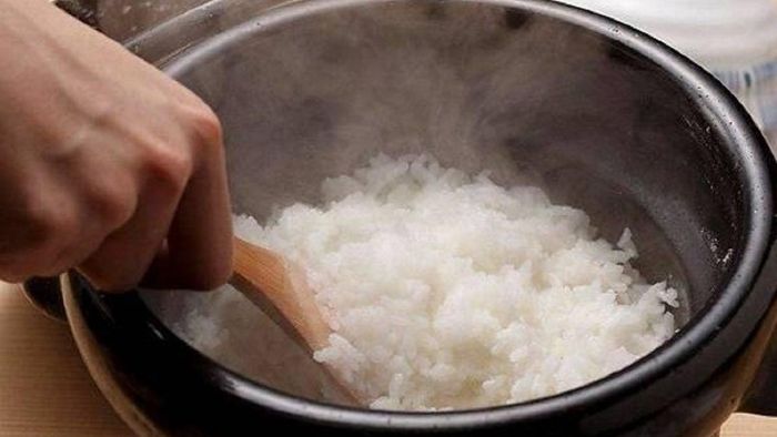Sau khi vo gạo và đong nước như bình thường, bạn chỉ cần cho vào nồi 1–2 viên đá lạnh nhỏ rồi bật chế độ nấu. Ảnh minh họa. 