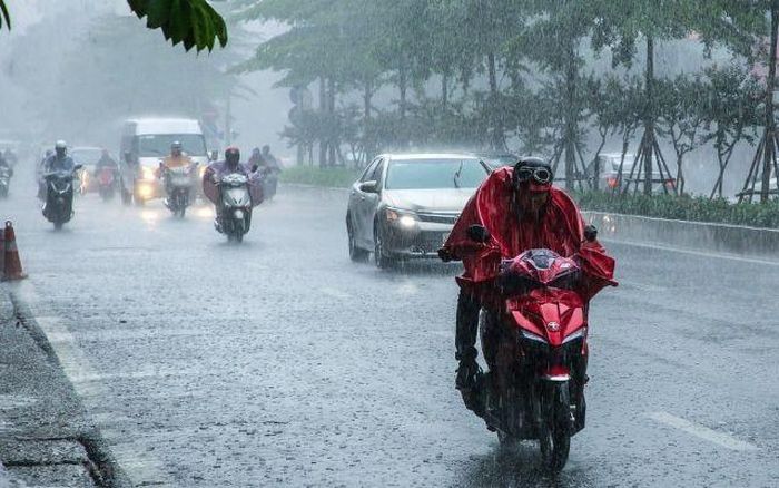 Không khí lạnh kết hợp mưa dông tạo nên khoảng thời gian mát mẻ ngắn ngủi giữa mùa hè Hà Nội. (Ảnh: Hanoi.gov)