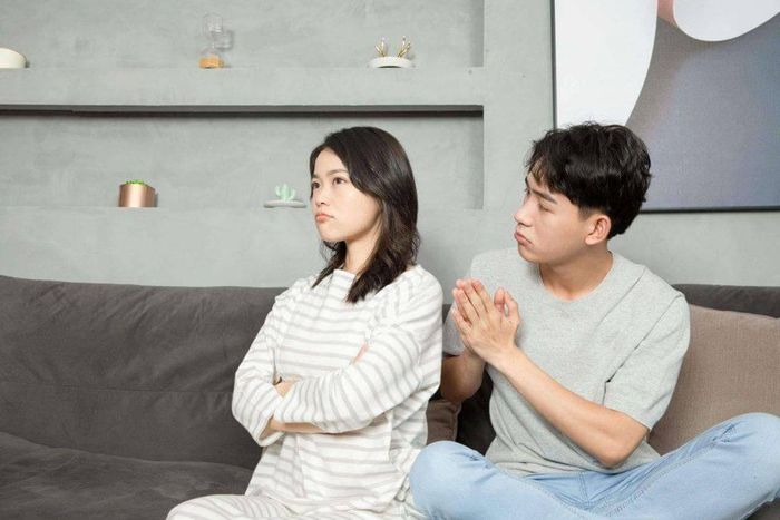 Đừng để người thứ ba "châm ngòi" cho cuộc chiến của hai vợ chồng. Ảnh minh họa