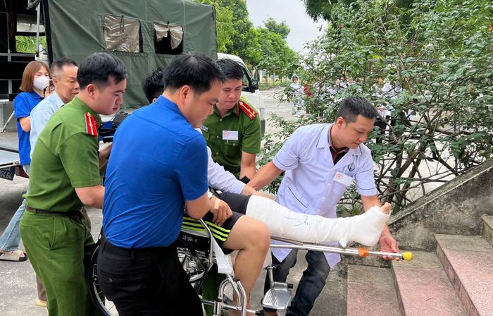 Công an xã Bình Sơn kịp thời hỗ trợ thí sinh bị ngã đến điểm thi an toàn trong kỳ thi tốt nghiệp THPT năm 2026.