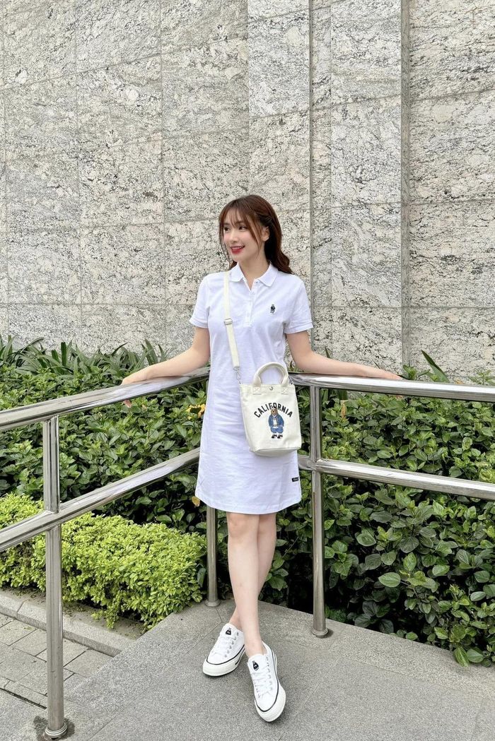 Hòa Minzy cũng diện những đôi giày đế bệt có dáng thể thao.