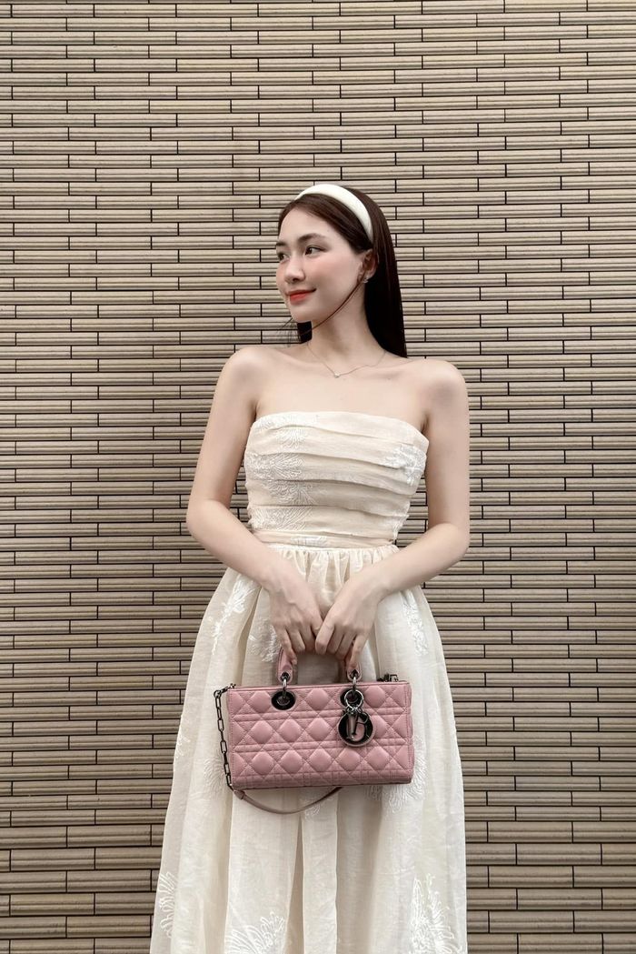 Các dạng váy cúp ngực, khoe trọn bờ vai trần cũng được nữ ca sĩ yêu thích.