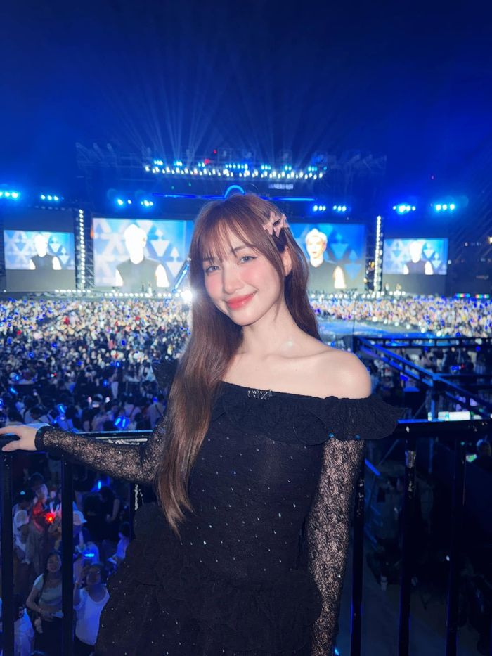 Các thiết kế trễ vai luôn được Hòa Minzy ưu tiên.