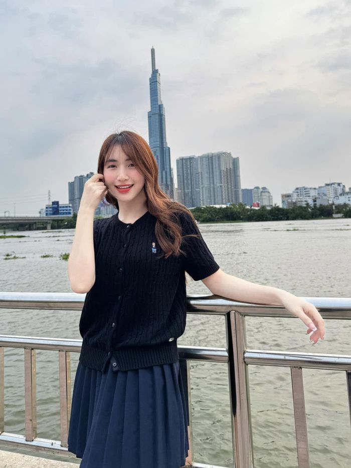 Phong cách nữ tính giống bà bẹ một con này giúp các cô gái trở nên mảnh mai hơn.