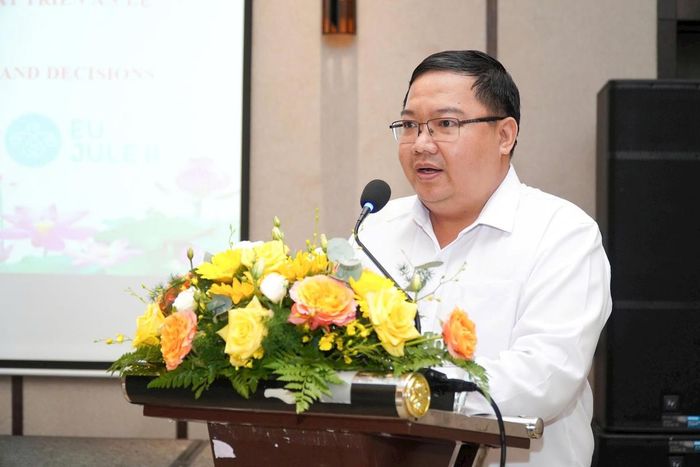 Ông Đỗ Tuấn Hùng, Phó Trưởng phòng nghiệp vụ THADS TP. Cần Thơ trình bày tham luận góp ý đối với các dự thảo án lệ dân sự.