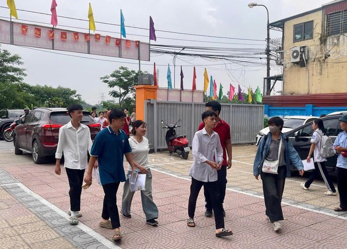 Các thí sinh tham dự kỳ thi tốt nghiệp THPT 2026 đến điểm thi làm thủ tục.