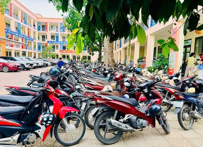 Khu vực trông giữ xe miễn phí được bố trí phục vụ phụ huynh và học sinh trong suốt thời gian diễn ra kỳ thi.