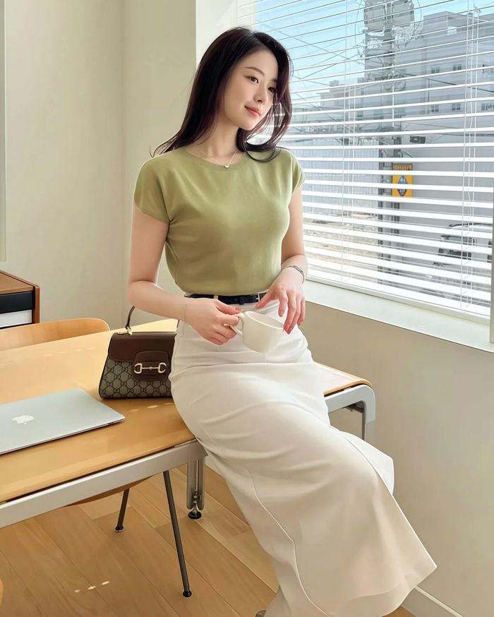 Chân váy suông dài là một trong những món đồ được phụ nữ công sở yêu thích nhất