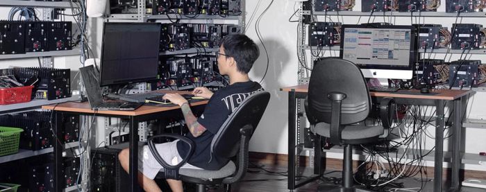 Bên trong các "phone farm" Ảnh: SCMP