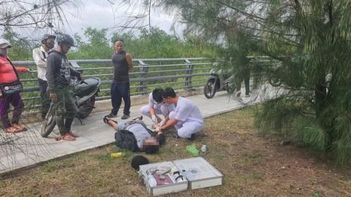 Nhân viên y tế sơ cứu người bị sốc ma túy