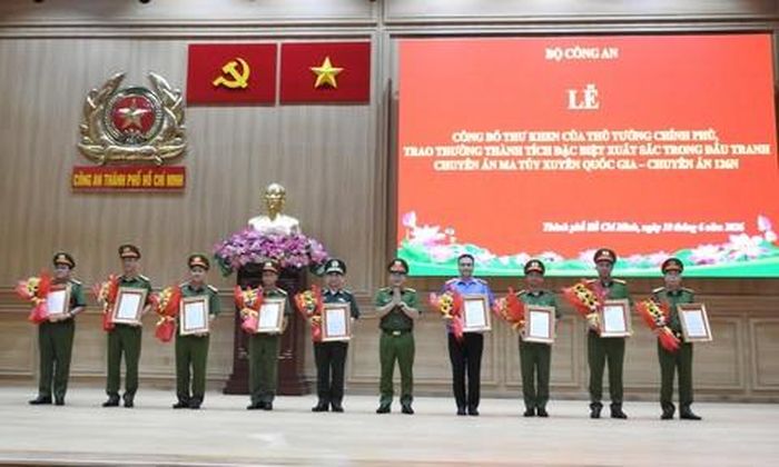 Thượng tướng Nguyễn Văn Long, Ủy viên Trung ương Đảng, Thứ trưởng, Thủ trưởng Cơ quan Cảnh sát điều tra Bộ Công an trao Thư khen của Thủ tướng Chính phủ cho các đơn vị tham gia chuyên án