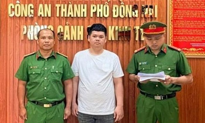 Cơ quan điều tra tống đạt các quyết định với 2 bị can